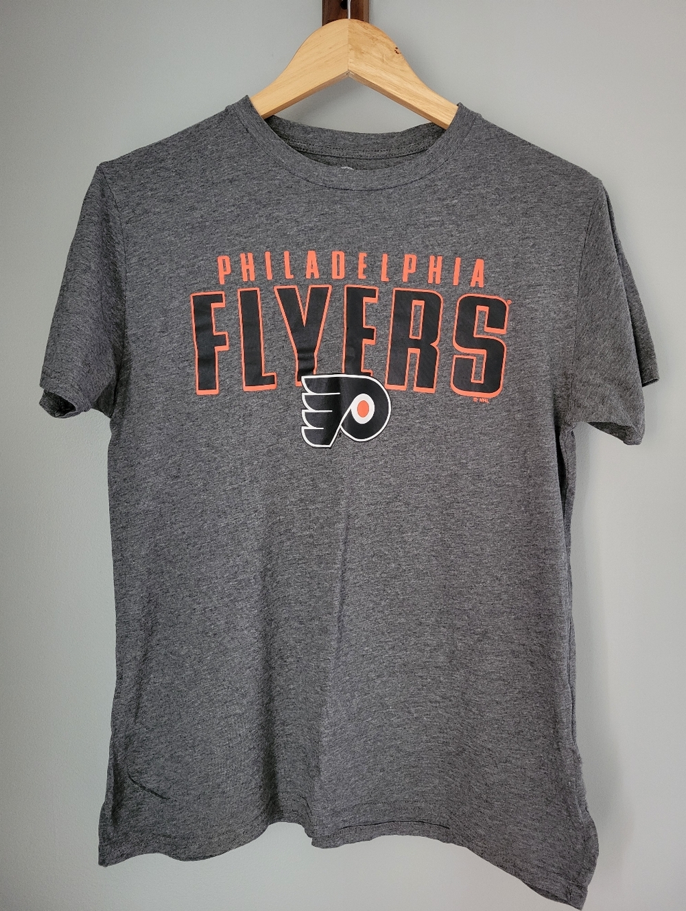 Philadelphia Flyers Mens Size S/M Short Sleeve TShirt NHL Hockey Gray-Small Flaw